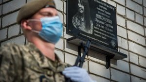 Мемориальную доску погибшей в зоне ООС старшему солдату ВСУ Ярославе Никоненко открыли в Миргороде. ФОТОрепортаж
