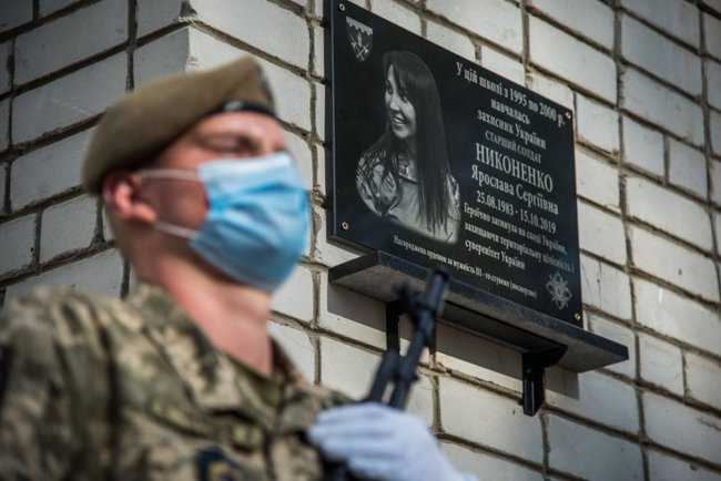 Меморіальну дошку загиблій у зоні ООС старшому солдату ЗСУ Ярославі Никоненко відкрили в Миргороді 02 Меморіальну дошку загиблій у зоні ООС старшому солдату ЗСУ Ярославі Никоненко відкрили в Миргороді 02