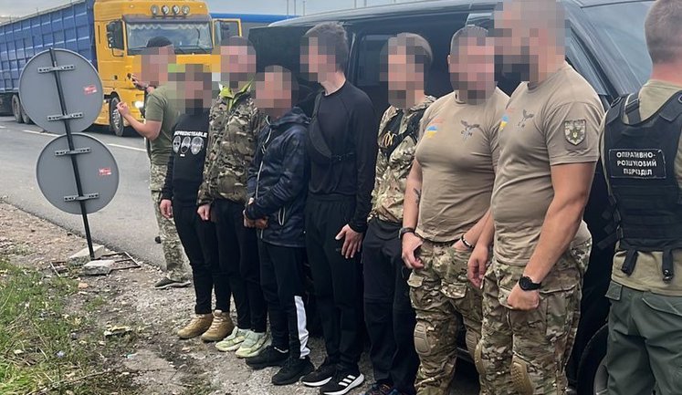 Перевозил уклонистов к границе как спецназовцев: ГБР разоблачило столичного полицейского. ФОТО