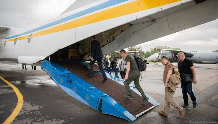 Авиация МВД доставила членов ЦИК в Покровск. ФОТОрепортаж (обновлено)