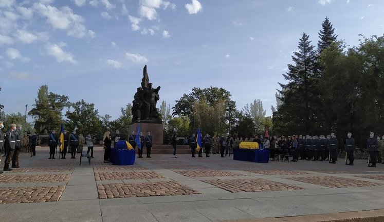 Миколаїв попрощався із загиблими в катастрофі Ан-26 курсантами Андрієм Померанцевим та Володимиром Олабіним. ФОТОрепортаж