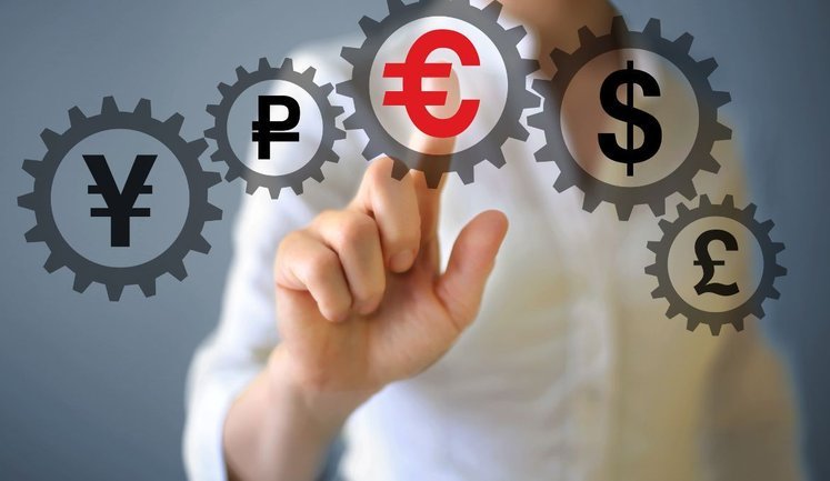 Українці різко збільшили купівлю безготівкової валюти: чим це пояснюється?