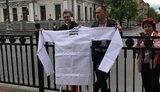 Активісти принесли під Раду "слузі народу" Бужанському гамівну вишиванку. ФОТО