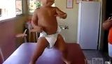 Новый хит YouTube: малыш в памперсах виртуозно танцует самбу. ВИДЕО.