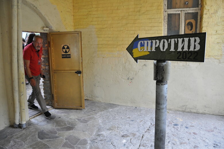 Кресло-катапульта, образцы снарядов и личные вещи рашистов: На Андреевском спуске открылась благотворительная выставка Спротив-2022 61 Кресло-катапульта, образцы снарядов и личные вещи рашистов: На Андреевском спуске открылась благотворительная выставка Спротив-2022 61