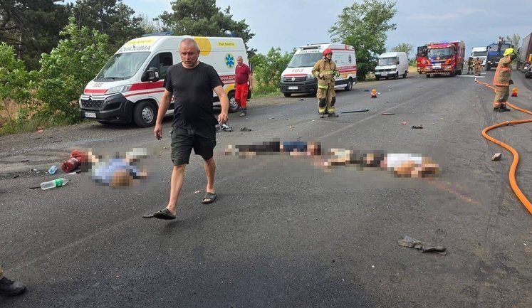 Zelenskyy heard report from Klymenko on tragic road accident in Mykolaiv region: death toll has risen to 12. PHOTOS