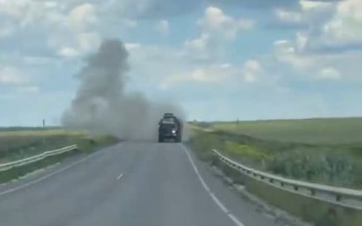 Дрон-камікадзе летить вздовж траси і атакує в лоб ворожу вантажівку: 