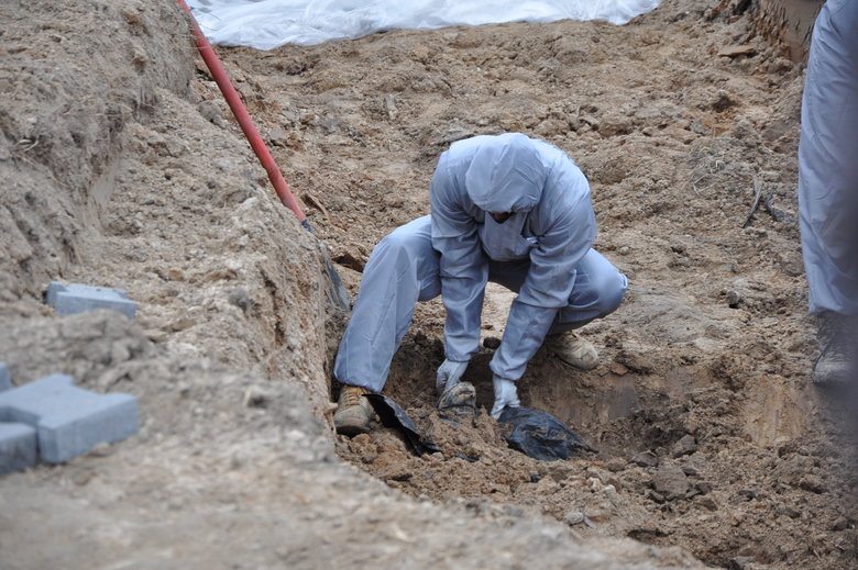 В Бучі ексгумують з братської могили тіла вбитих росіянами мирних жителів: Майже всі з вогнепальними пораненнями, деякі із завязаними руками та ногами 08