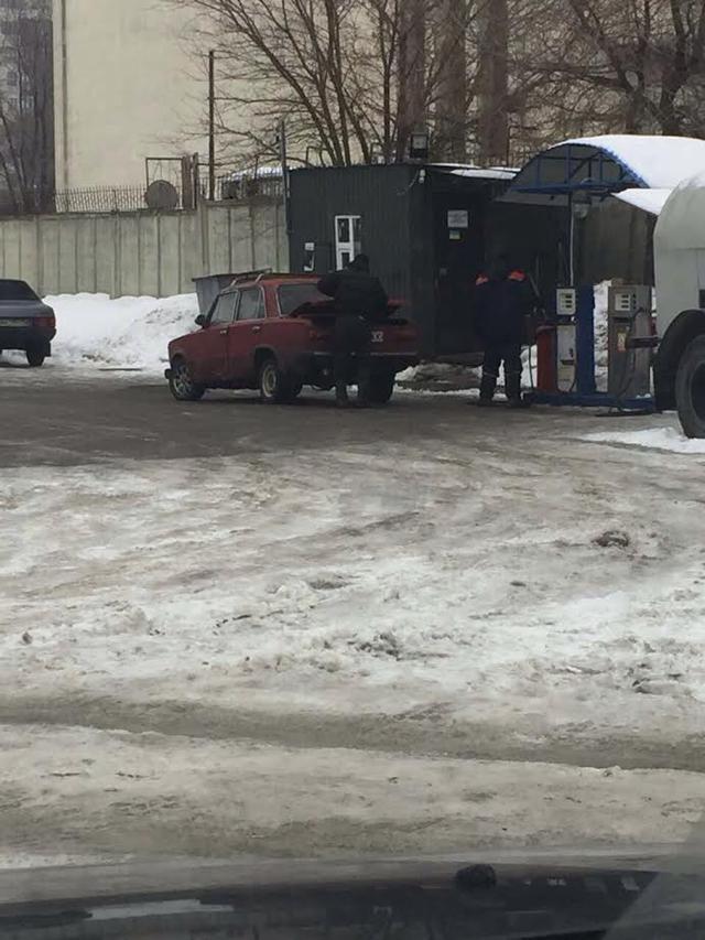 Налоговики ликвидировали две незаконные заправки в Харькове 04