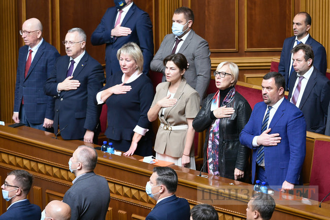 Усі обіймаються та обмінюються любязностями, Тимошенко шепочеться, Порошенко задумливий, Разумков розводить руками, - день роботи Ради 7 вересня 07
