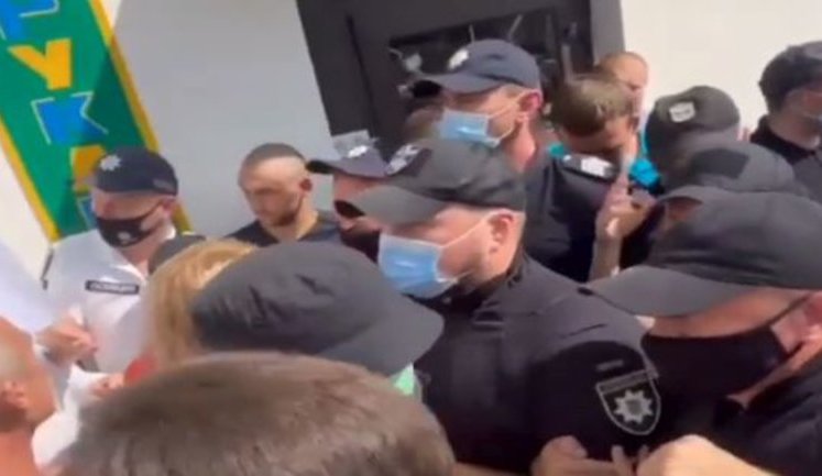 Сутички в Буринській ОТГ між місцевими жителями, поліцією і "тітушками". ВІДЕО