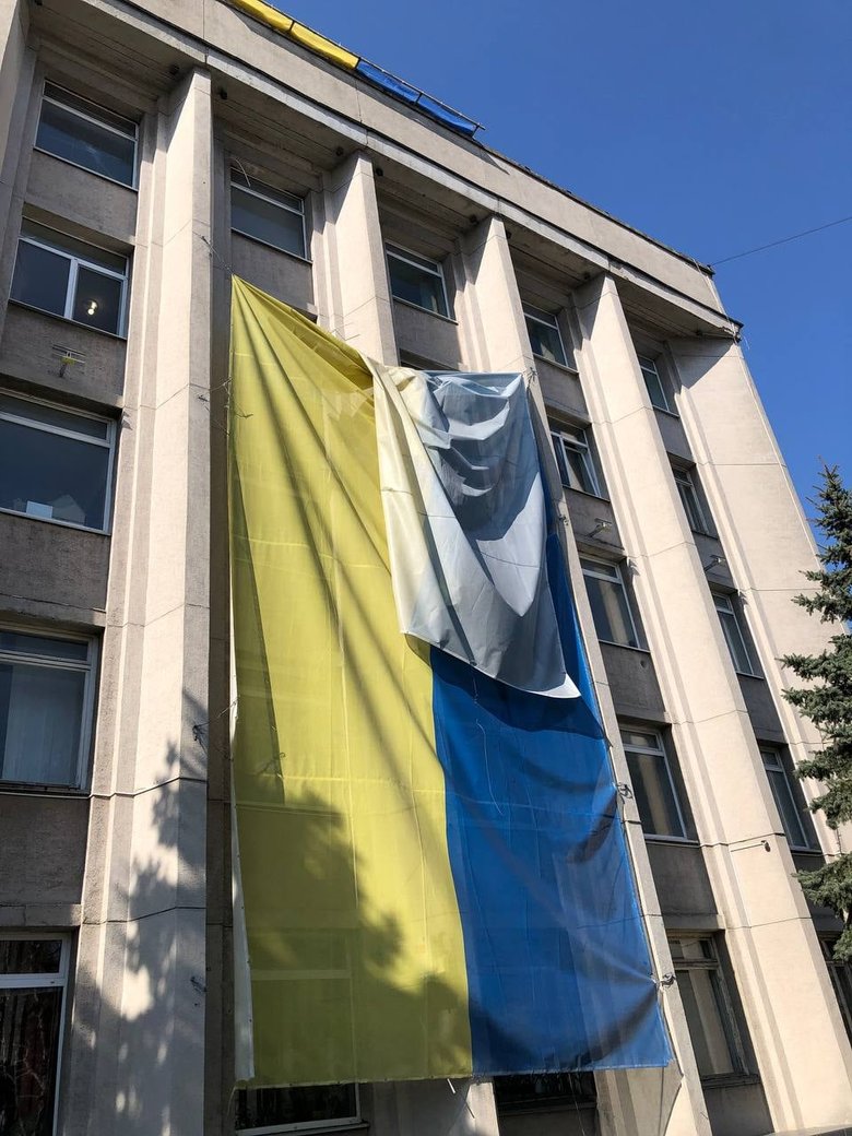 На горсовете захваченного Херсона повесили большой украинский флаг 02