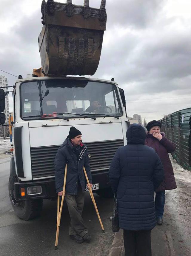 Жители Дарницкого района протестуют против строительства АЗС возле их домов 04