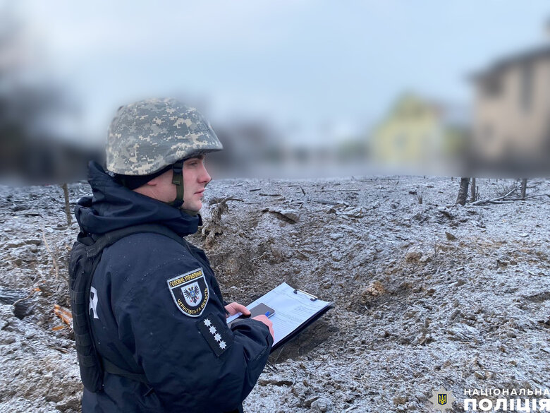 Наслідки ракетної атаки РФ на Чернігів: уламками пошкоджено будинки, від вибуху загинув собака 03