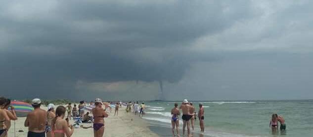 Смерч прошел неподалеку от пляжа в Одесской области 04