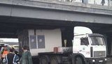 Киевские грузовики упорно "бодают" мост на метро "Левобережная": не пролезают под мостом киоски и краны! ФОТО