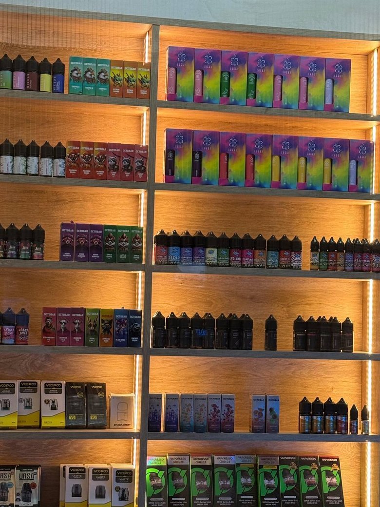 У метро Києва знайшли кіоск з нелегальними електронними сигаретами