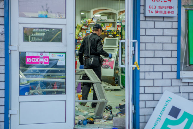 PrivatBank ATM explosion in Dnipro: money stolen, shop damaged 03
