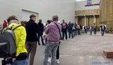 До центру масової вакцинації проти COVID-19 у Києві утворилася черга. ВІДЕО+ФОТОрепортаж