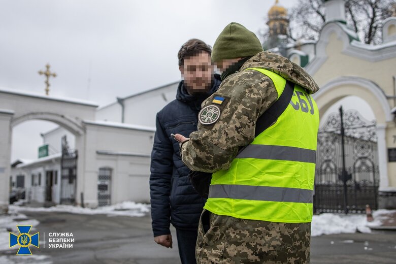 СБУ знайшла проросійську літературу, мільйони готівки та сумнівних громадян РФ під час безпекових заходів у Лаврі та храмах УПЦ МП на Рівненщині 17