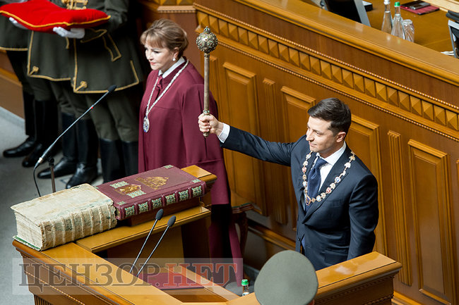 Зеленский с булавой, отвернувшийся Порошенко, Савченко в медалях, смеющиеся Луценко и Грицак, - инаугурация шестого Президента Украины Зеленского 33