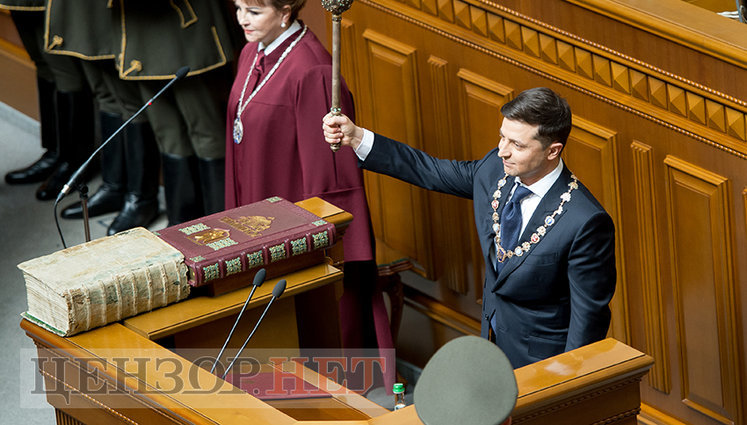 Зеленский с булавой, отвернувшийся Порошенко, Савченко в медалях, смеющиеся Луценко и Грицак, - инаугурация шестого Президента Украины Зеленского. ФОТОрепортаж