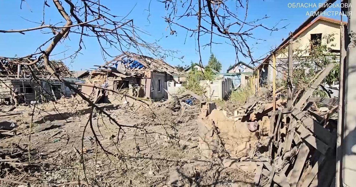 Окупанти вдарили КАБами по Центральному району Херсона: загинула жінка, відомо вже про 18 постраждалих. ВIДЕО