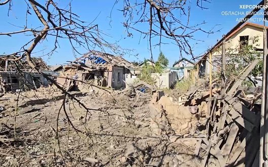 Окупанти вдарили КАБами по Центральному району Херсона: загинула жінка, відомо вже про 18 постраждалих. ВIДЕО