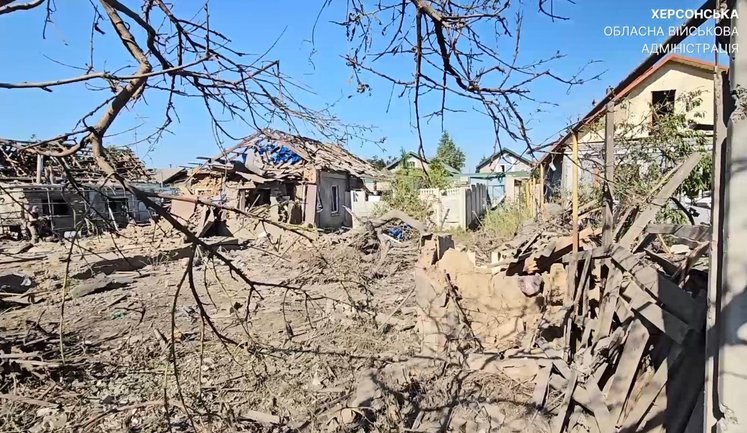 Оккупанты нанесли удары КАБами по Центральному району Херсона: погибла женщина, известно уже о 18 пострадавших. ВИДЕО