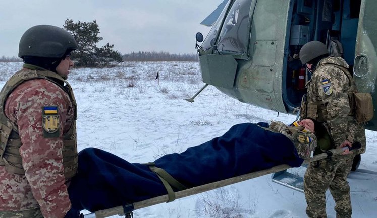 Военные провели в Луганской области учения по аэромедицинской эвакуации раненых. ФОТОрепортаж
