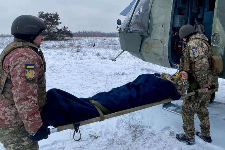 Военные провели в Луганской области учения по аэромедицинской эвакуации раненых 01