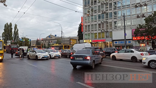 Учасники акції на підтримку Антоненка намагалися перешкодити виїхати машині із заарештованим з подвір’я суду 26 Учасники акції на підтримку Антоненка намагалися перешкодити виїхати машині із заарештованим з подвір’я суду 26