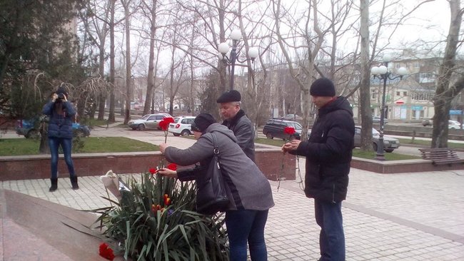 Жителі окупованих Ялти, Керчі та Севастополя поклали квіти до памятників Шевченку 09