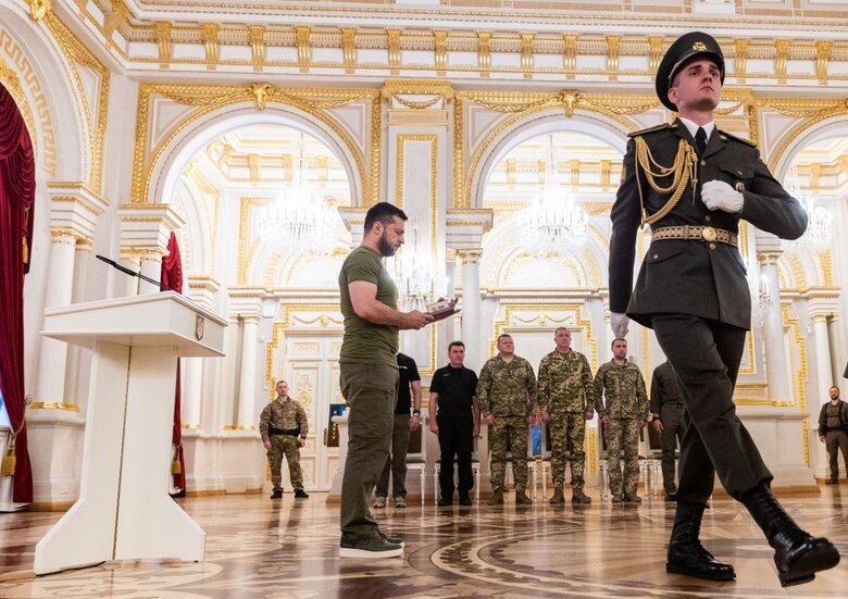 Зеленський вручив державні нагороди українським розвідникам 01