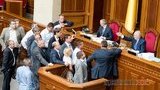 Оппозиция заблокировала трибуну Рады. ВИДЕО