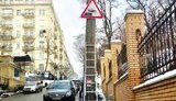 Нові дорожні знаки в Києві попереджають про зміну дорожнього покриття і закликають пригальмувати. ФОТО