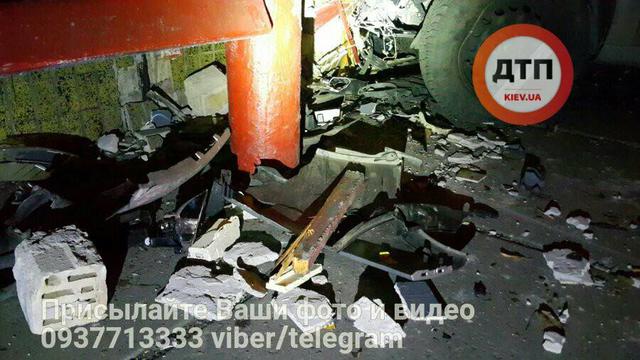 Легковушка в Киеве влетела в остановку 05