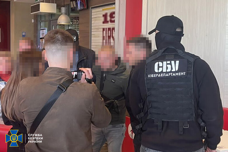 Два частных детектива в Киеве торговали информацией из государственных баз данных. Могут сесть на 5 лет, - СБУ 02