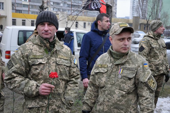 Учасники АТО та мешканці Києва поклали на Троєщині квіти до памятника Воїну-добровольцю 04