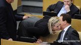 "Рабочие" будни российской Госдумы: прогиб оперной звезды под Кобзона и рука Говорухина. ФОТОфакт