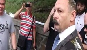 "Рот закрий! Не ви мене обрали!", - нардепа Барну з підбитим оком закидали яйцями біля парламенту. ВІДЕО