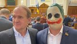 Який кум, такий і Джокер: Ківа, що обіймається з Медведчуком у Раді. ФОТО ДНЯ