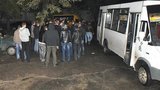 Под здание суда в Николаеве, куда везут протоколы из Первомайска, привезли группу молодчиков. ФОТОрепортаж