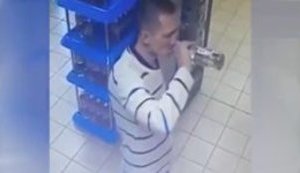 Щоб не платити за алкоголь, житель російського Владивостока випиває пляшку горілки прямо в торговому залі.ВІДЕО камер спостереження