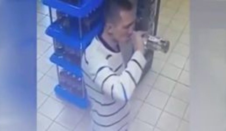 Щоб не платити за алкоголь, житель російського Владивостока випиває пляшку горілки прямо в торговому залі.ВІДЕО камер спостереження