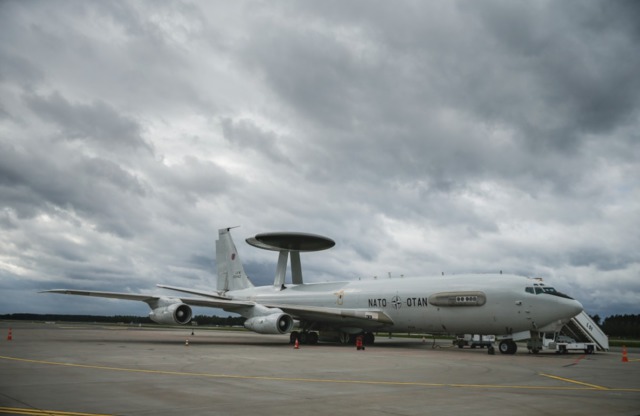 Літак-розвідник НАТО із системою AWACS приземлився в Ризі 04