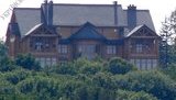 Будни Президента: Янукович проплывает 5 километров в день и спит с пчелами