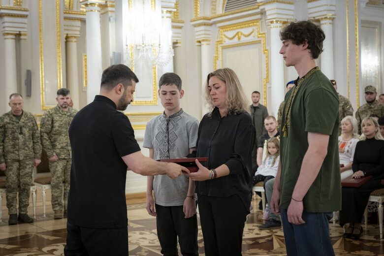 Zelensky presented the awards to seven'ям Героїв України