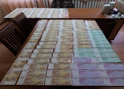 Контрабандисты пытались подкупить пограничников 10 тыс. евро 02