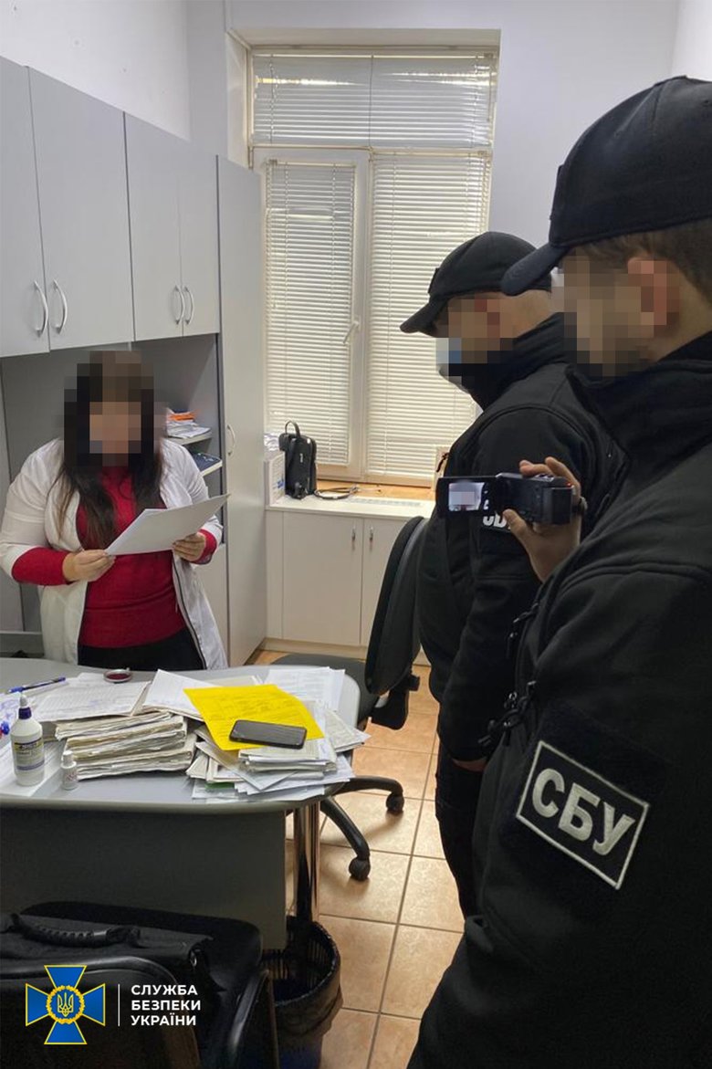 Заробляла на підробці COVID-сертифікатів. На Закарпатті затримали лікарку 01
